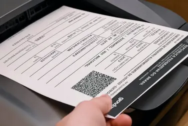 Pessoas trabalhando em um despachante imprimindo o CRLV-e.